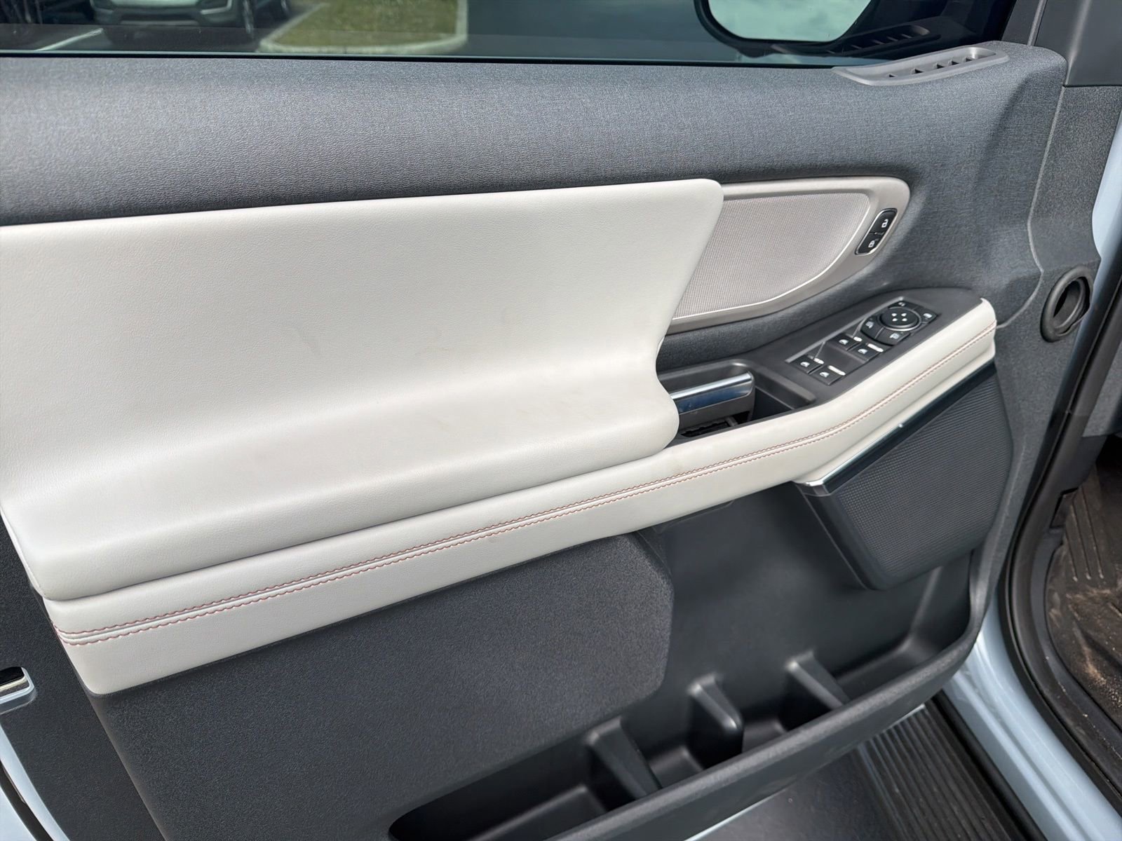 Used 2025 Ford Expedition Active RWD image 17