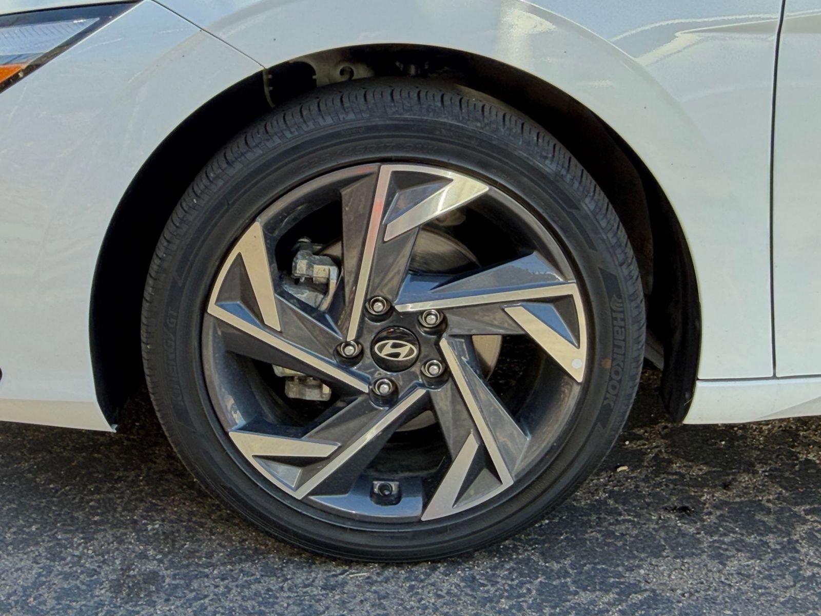 Used 2025 Hyundai Elantra Limited image 30