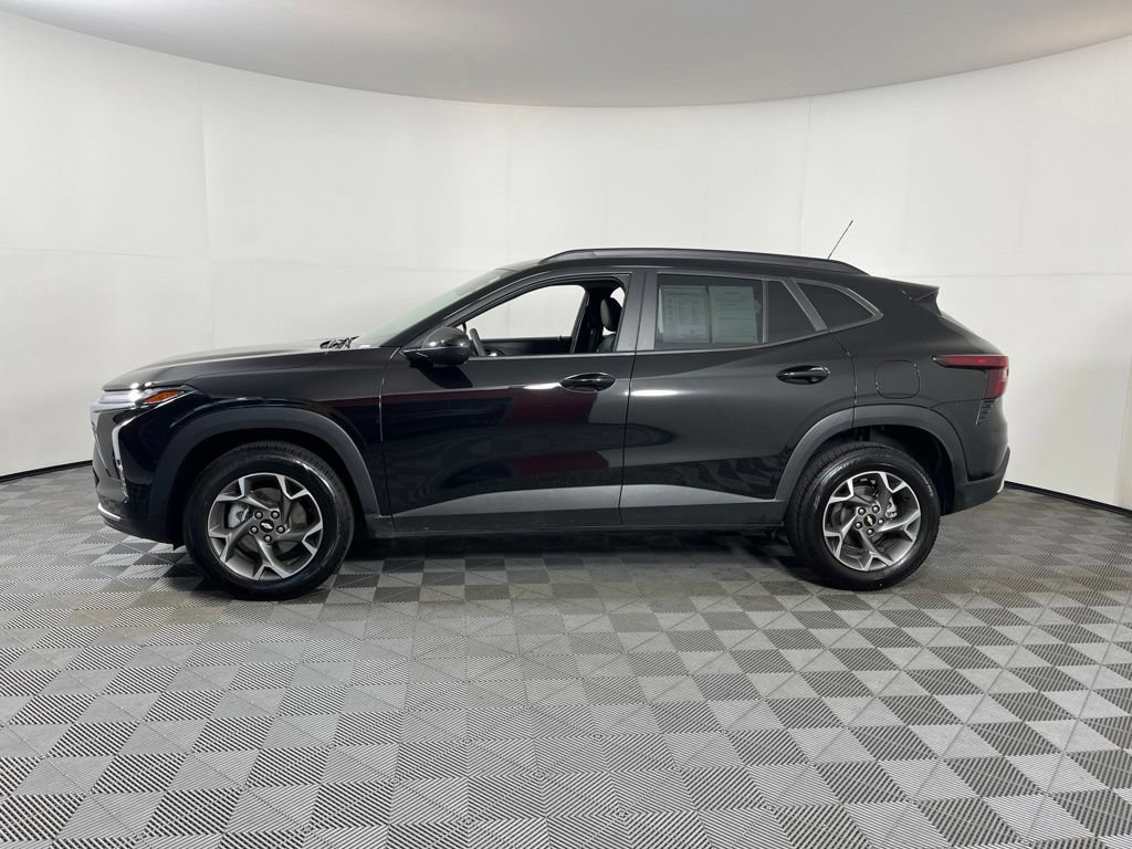 Used 2025 Chevrolet Trax LT FWD image 6