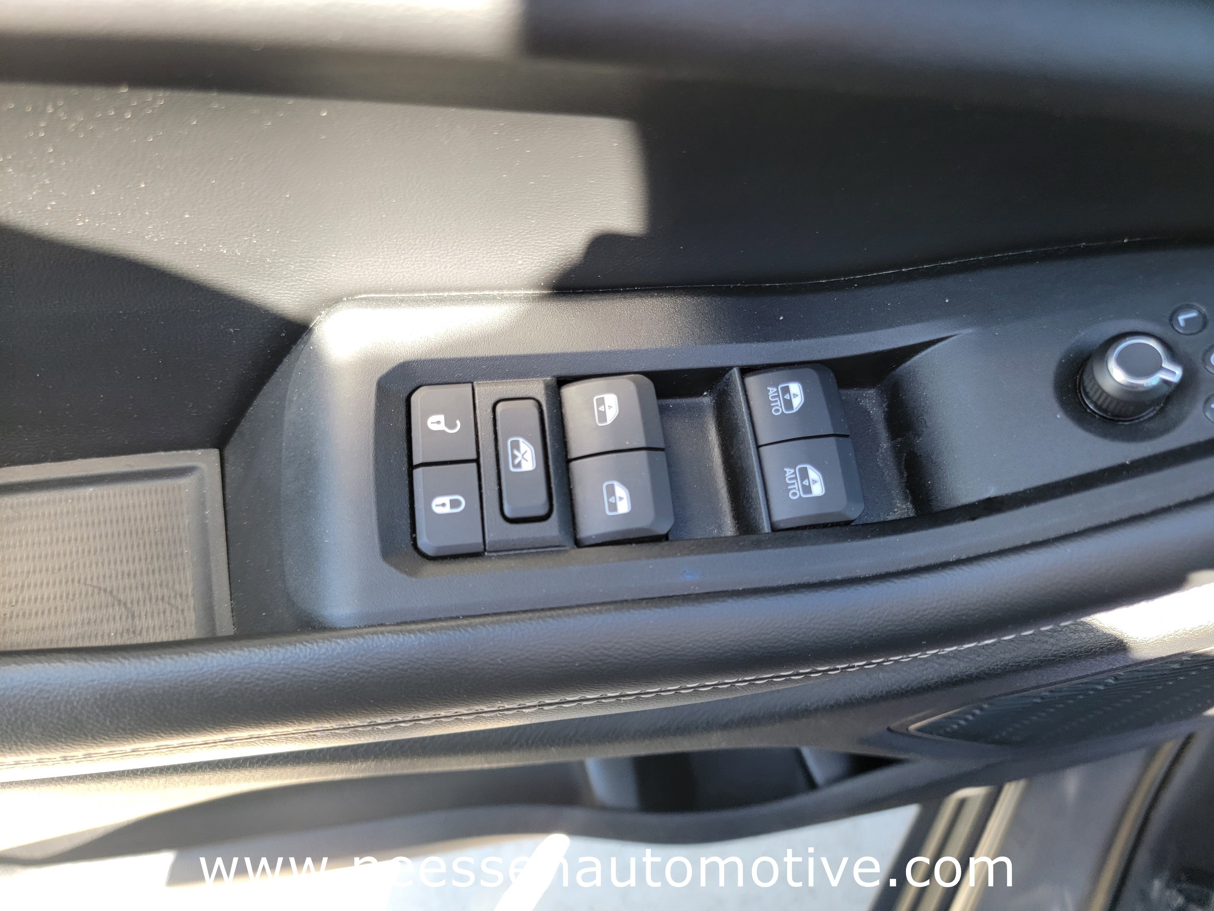 Used 2025 Jeep Grand Cherokee Laredo image 16