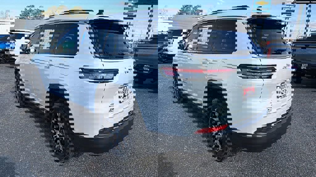 Used 2023 Jeep Grand Cherokee L Limited w/ Luxury Tech Group II image 7