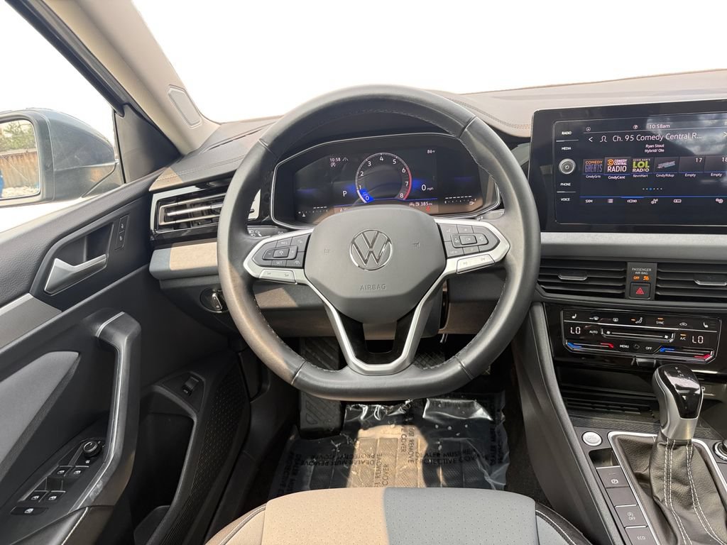 Used 2025 Volkswagen Jetta SE FWD image 12