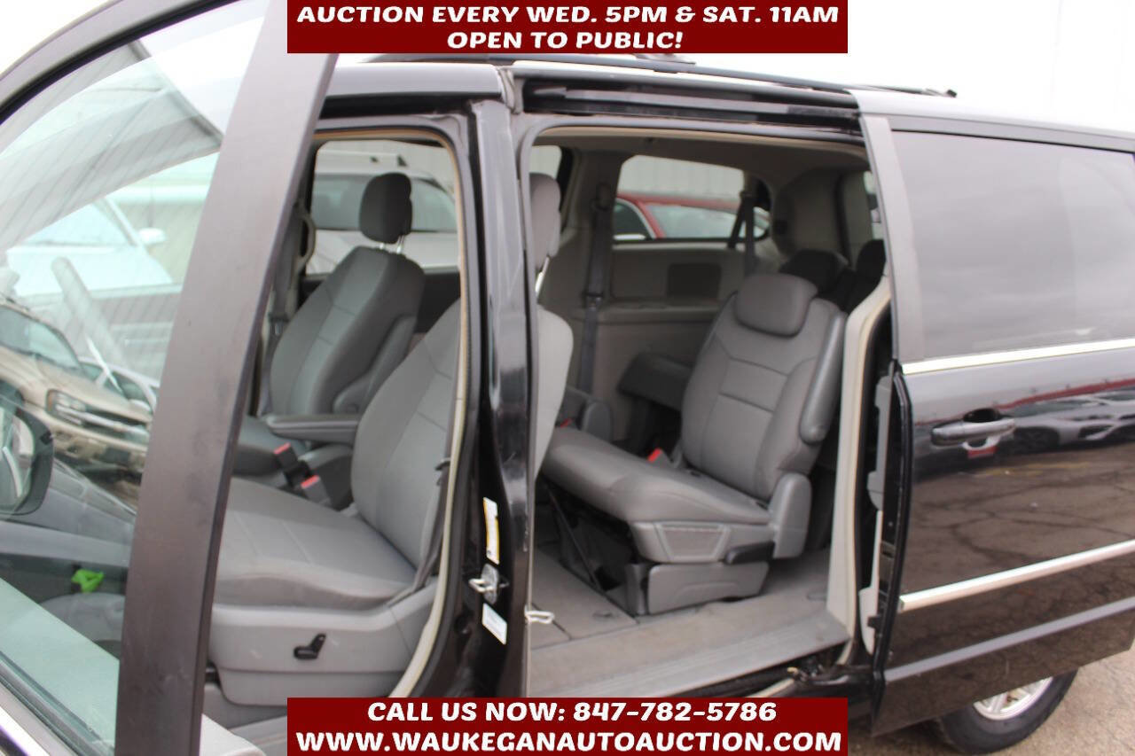 Used 2010 Chrysler Town & Country Touring image 7