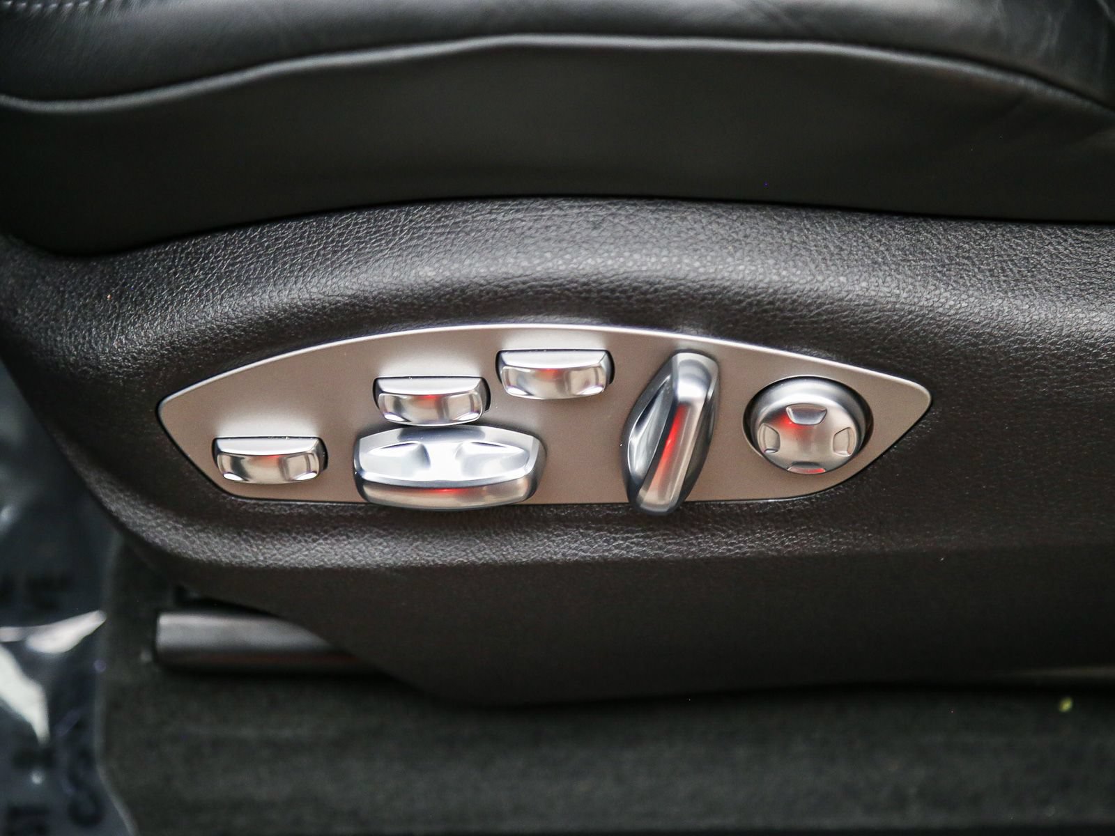 Certified 2026 Porsche Macan AWD/4WD image 25