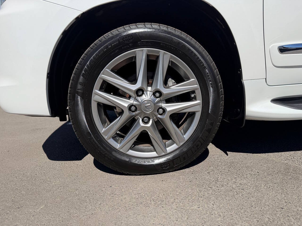 Used 2013 Lexus LX 570 4WD w/ Luxury Pkg image 23