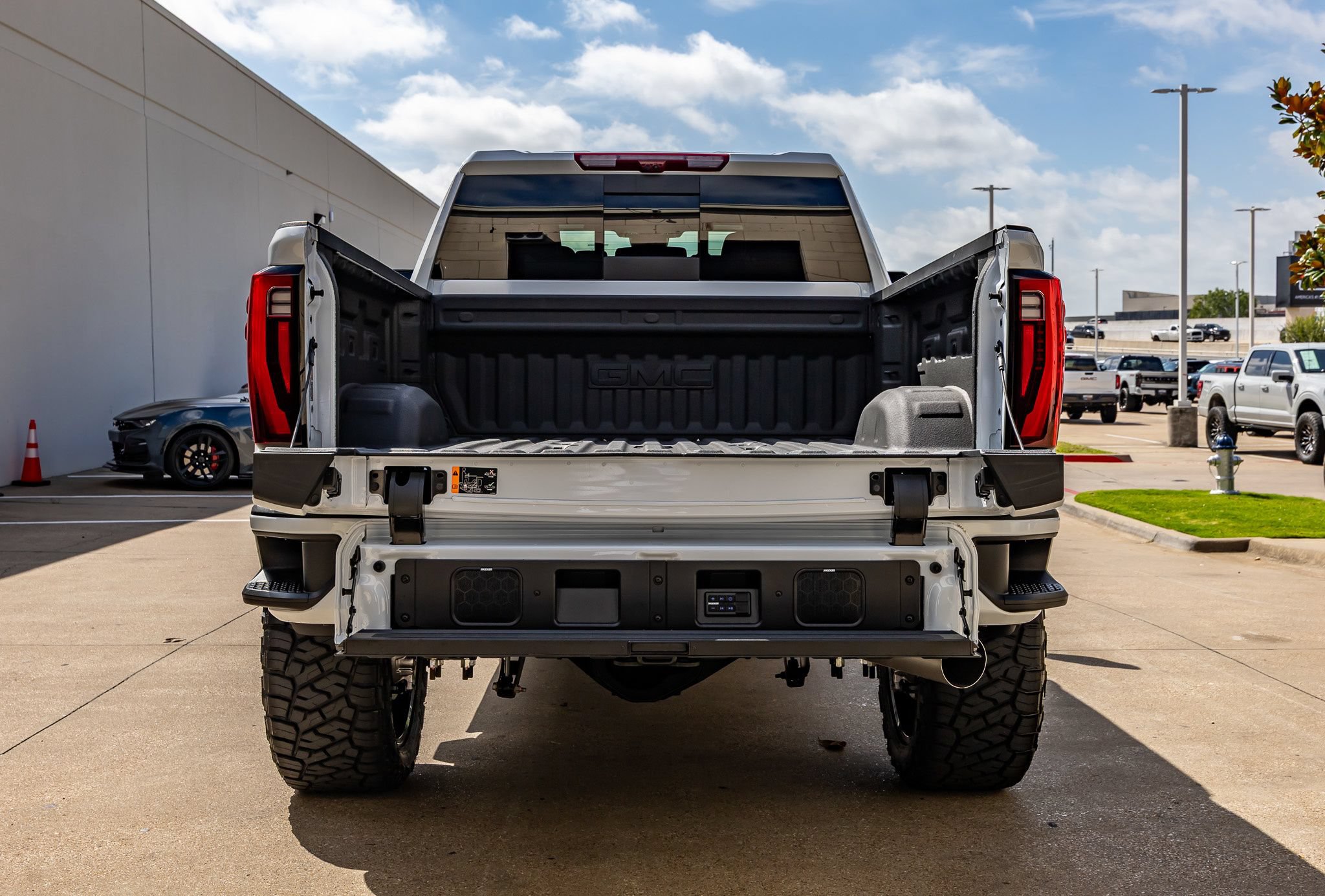 Used 2026 GMC Sierra 2500 Denali Ultimate AWD/4WD image 9