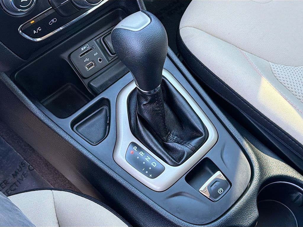 Used 2016 Jeep Cherokee 75th Anniversary image 28