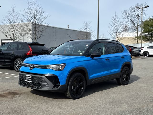 Certified 2025 Volkswagen Taos SE image 1