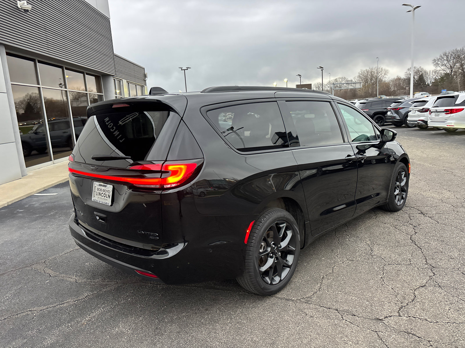 Used 2023 Chrysler Pacifica Limited w/ Uconnect Theater Family Group image 7