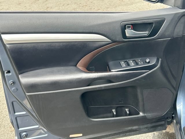 Used 2019 Toyota Highlander XLE AWD/4WD image 16