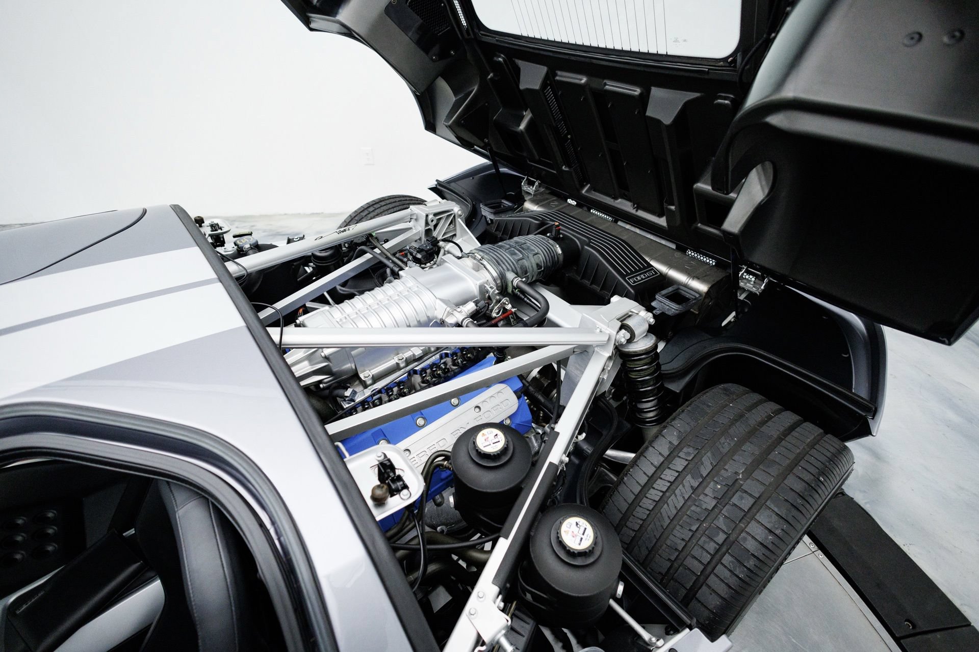 Used 2006 Ford GT RWD image 3