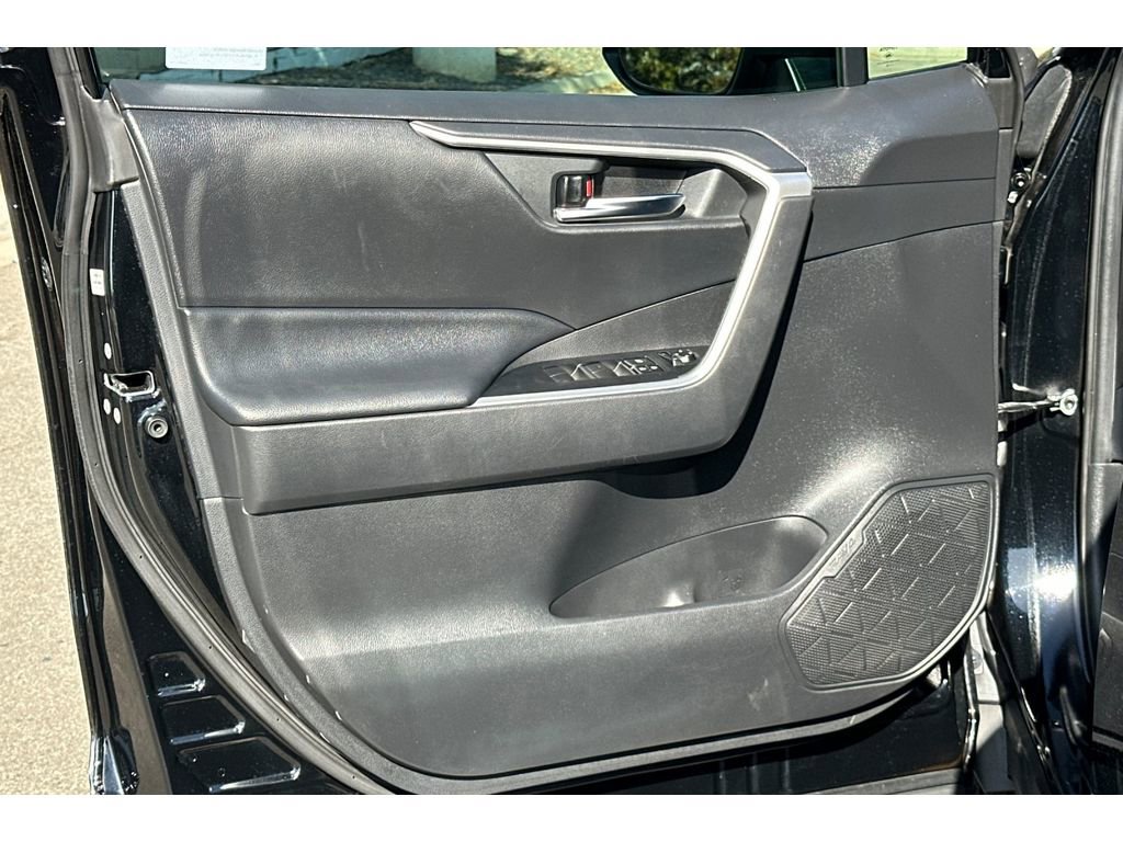 Used 2020 Toyota RAV4 XLE FWD image 11