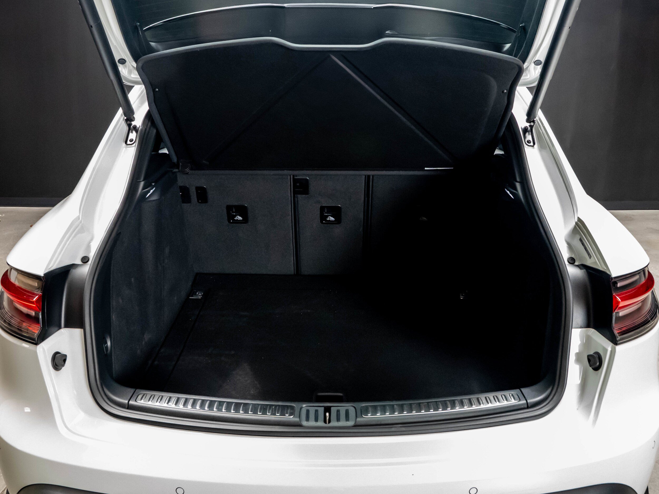Certified 2026 Porsche Macan AWD/4WD image 37