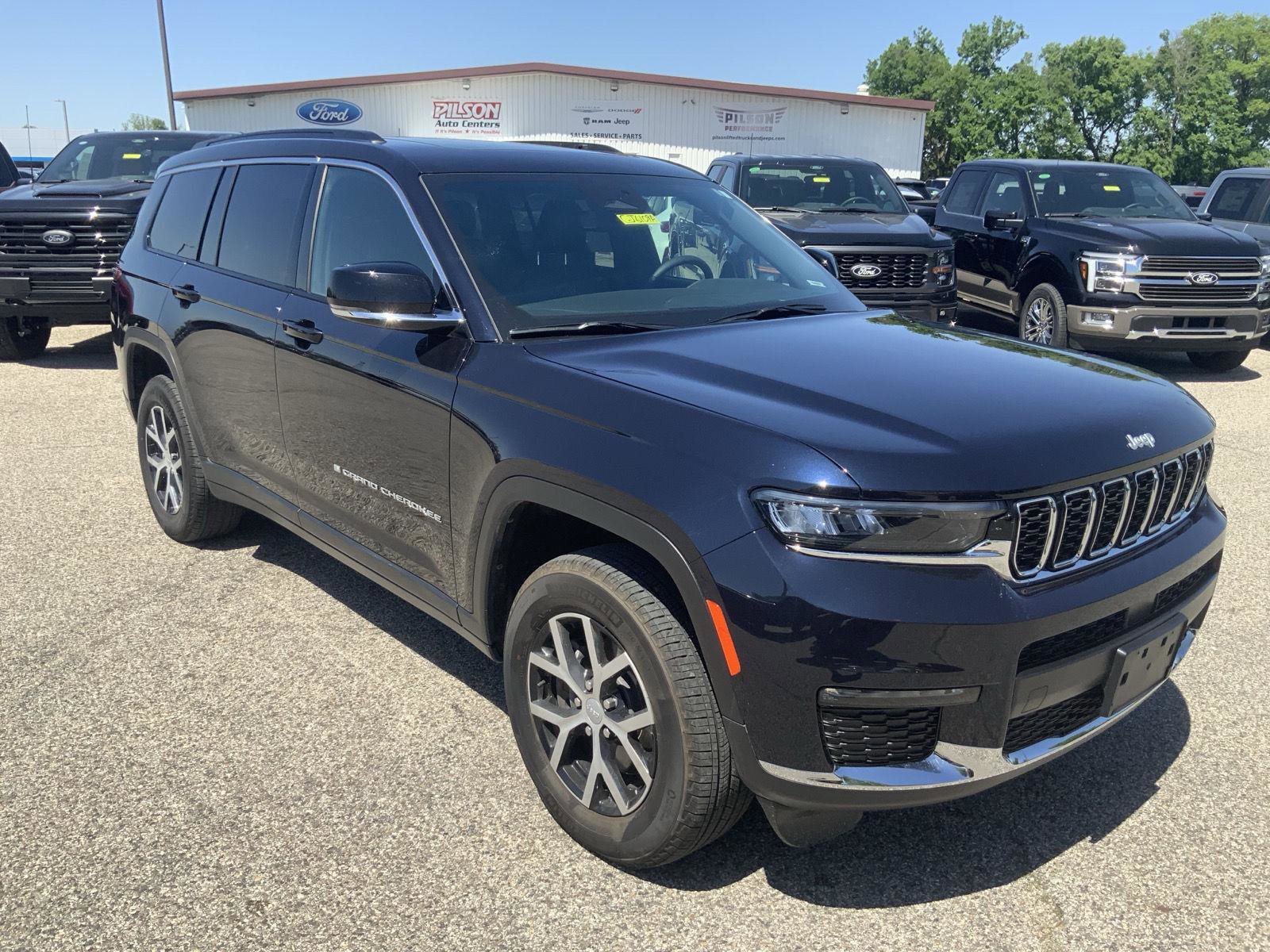 Used 2024 Jeep Grand Cherokee L Limited AWD/4WD image 2