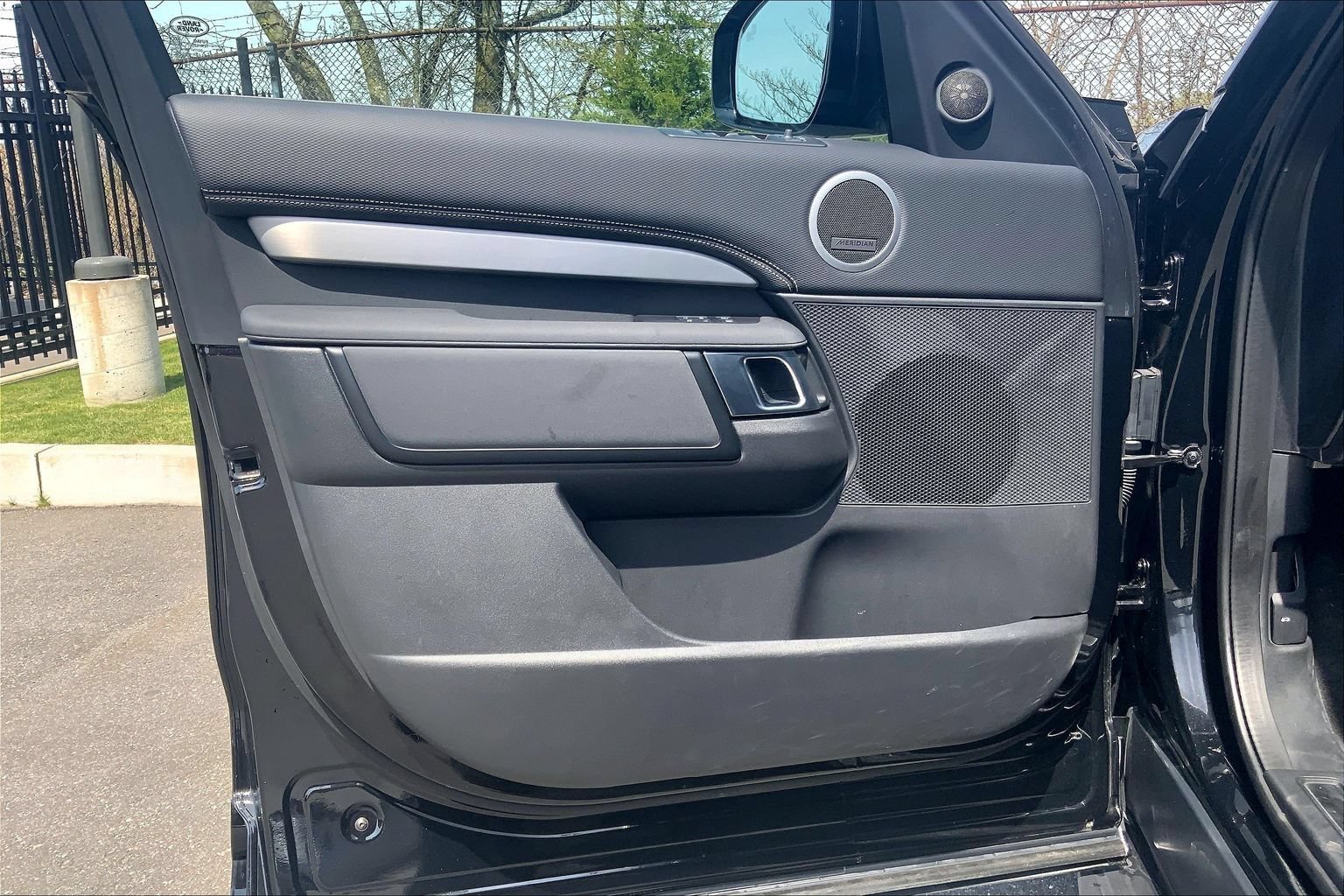 Certified 2025 Land Rover Discovery Dynamic SE AWD/4WD image 21