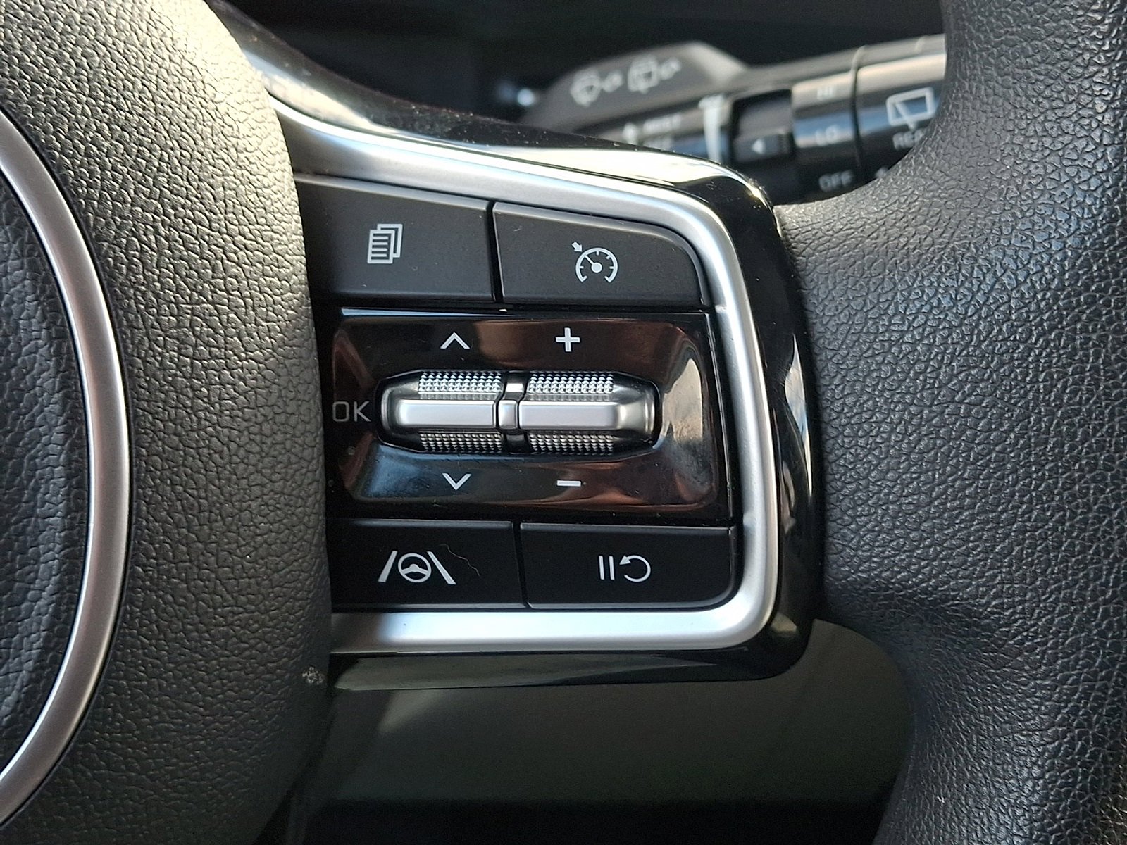 Used 2023 Kia Carnival LX image 22