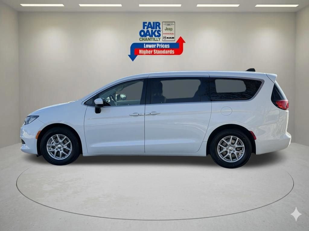 Used 2022 Chrysler Voyager LX image 11