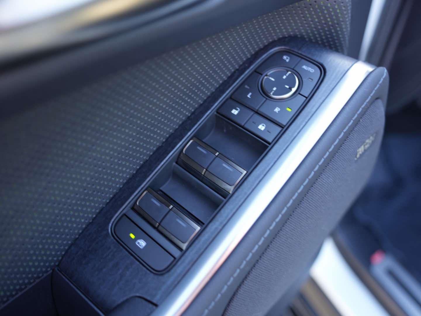 Used 2025 Lexus GX 550 w/ Accessory Package (CT) image 18