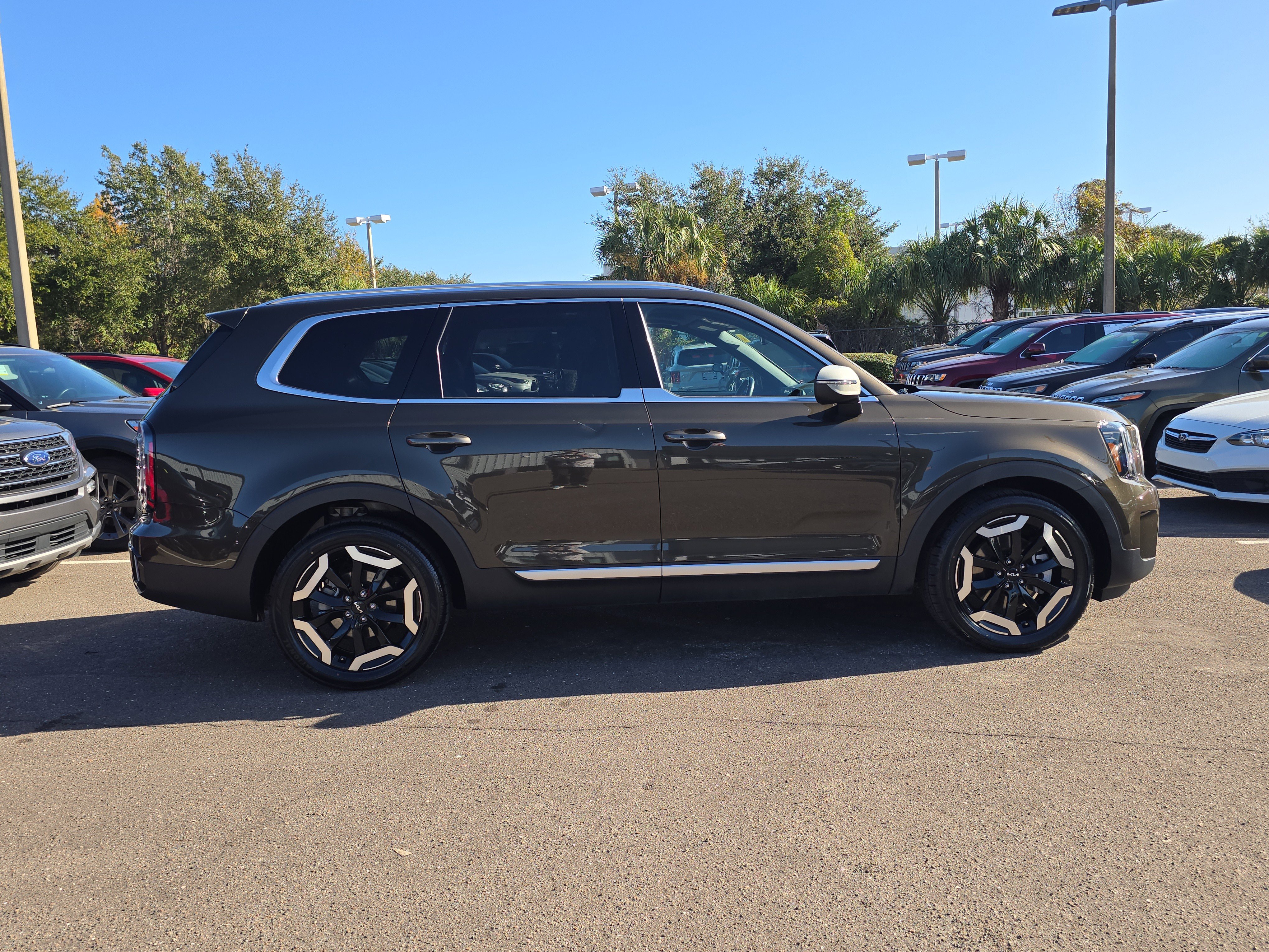 Certified 2023 Kia Telluride EX w/ EX Captain's Chair Package image 9