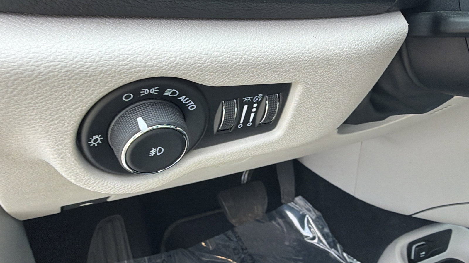 Used 2024 Chrysler Pacifica Touring-L image 25