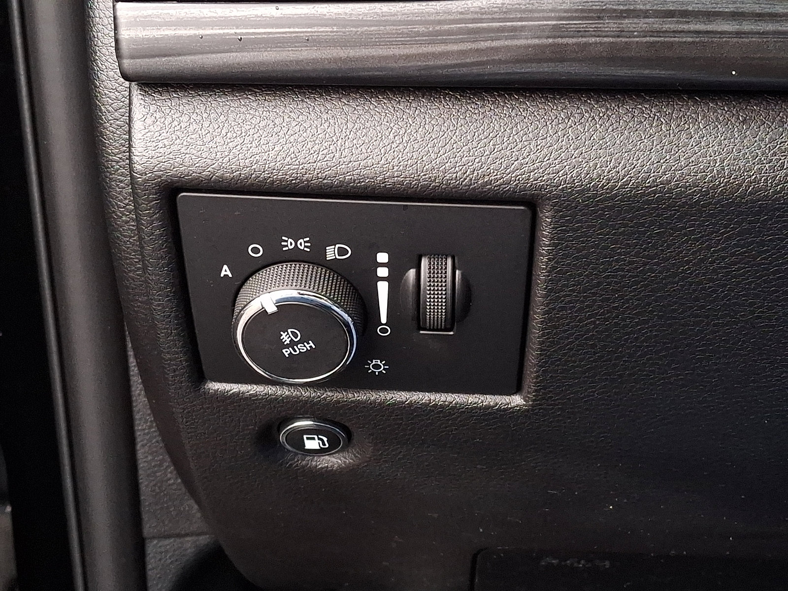 Used 2020 Jeep Grand Cherokee Altitude image 25