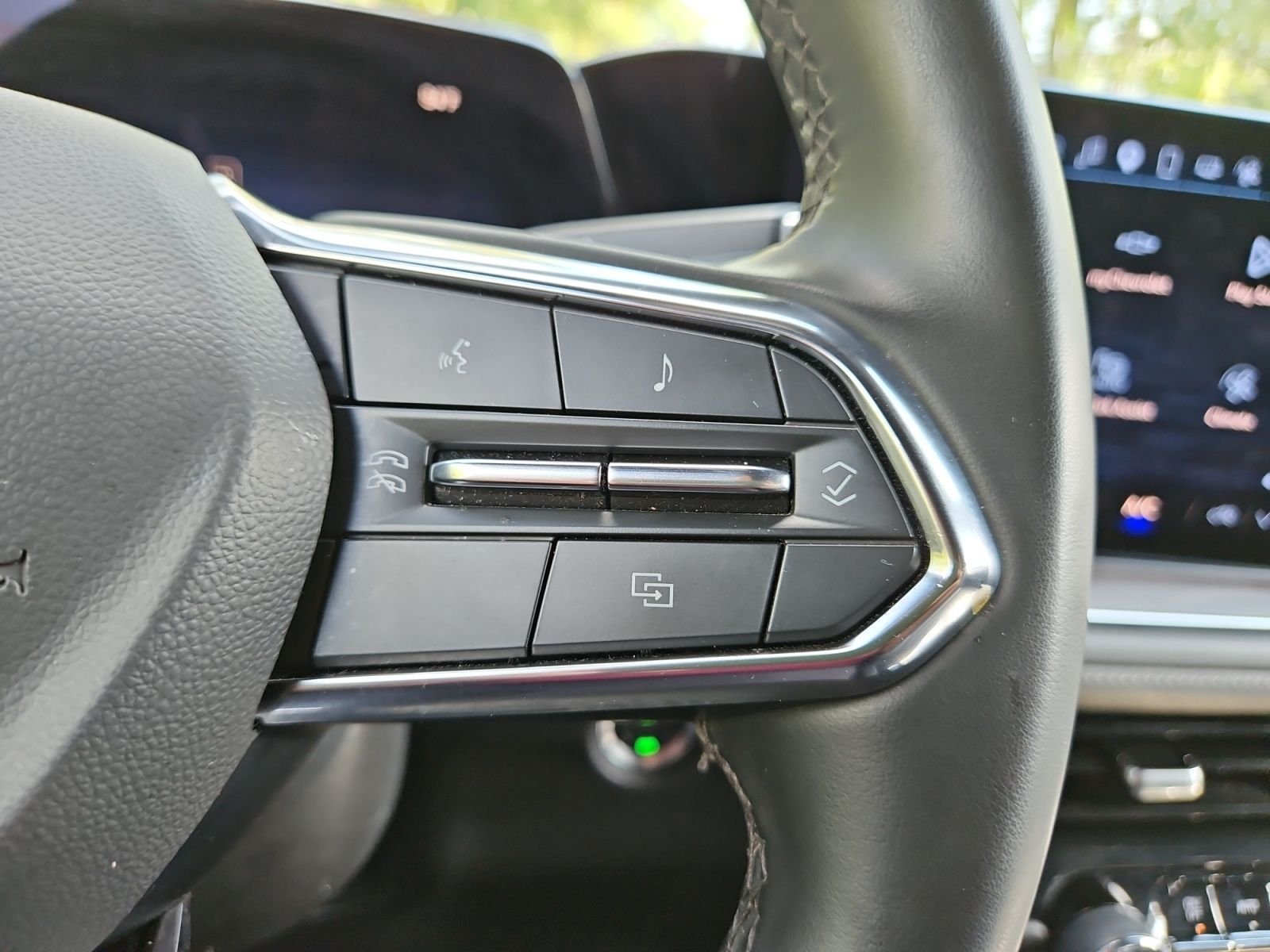Used 2025 Chevrolet Suburban LT RWD image 26