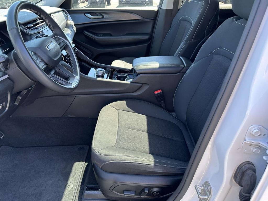 Used 2023 Jeep Grand Cherokee Laredo w/ Luxury Tech Group I image 19