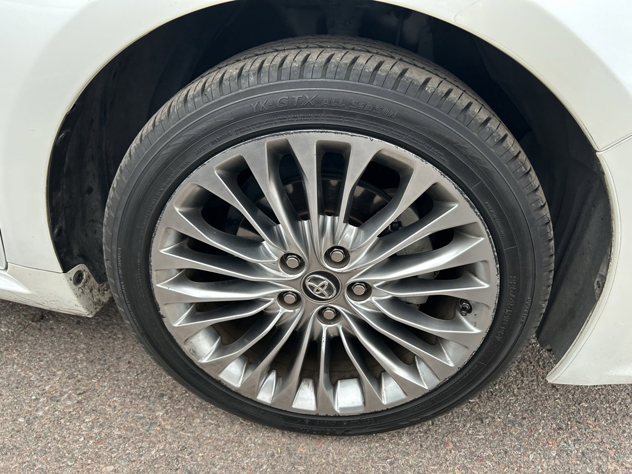 Used 2016 Toyota Avalon Limited image 4