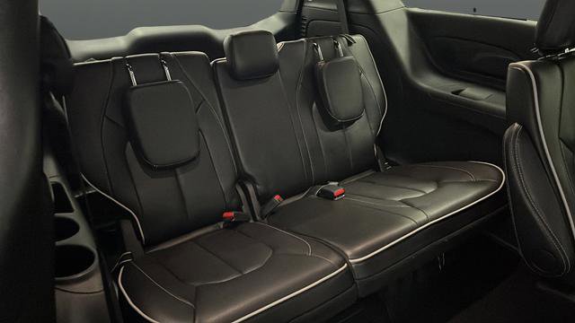 Used 2025 Chrysler Pacifica Limited image 30