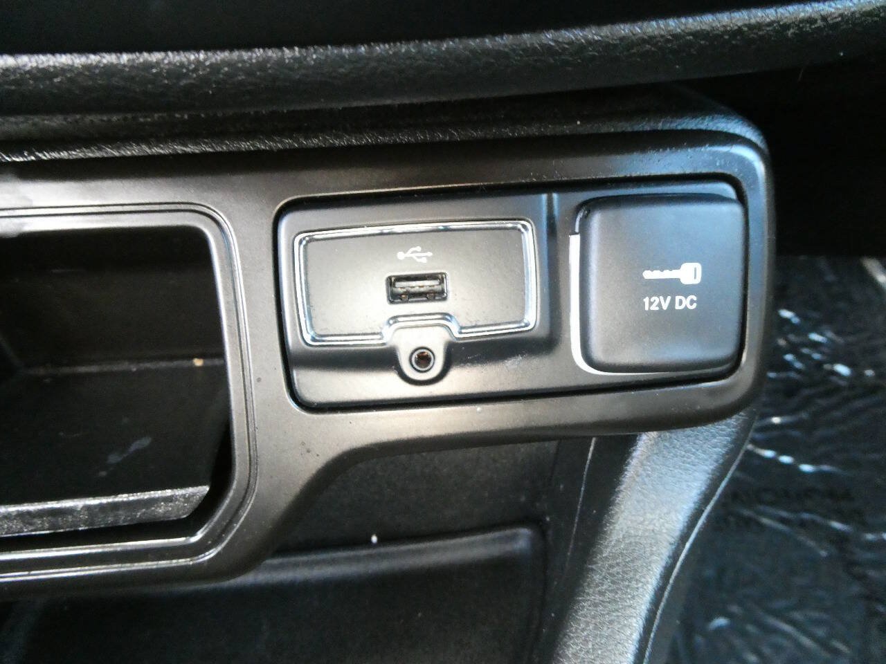 Used 2019 Jeep Renegade Latitude w/ Cold Weather Group FWD image 18