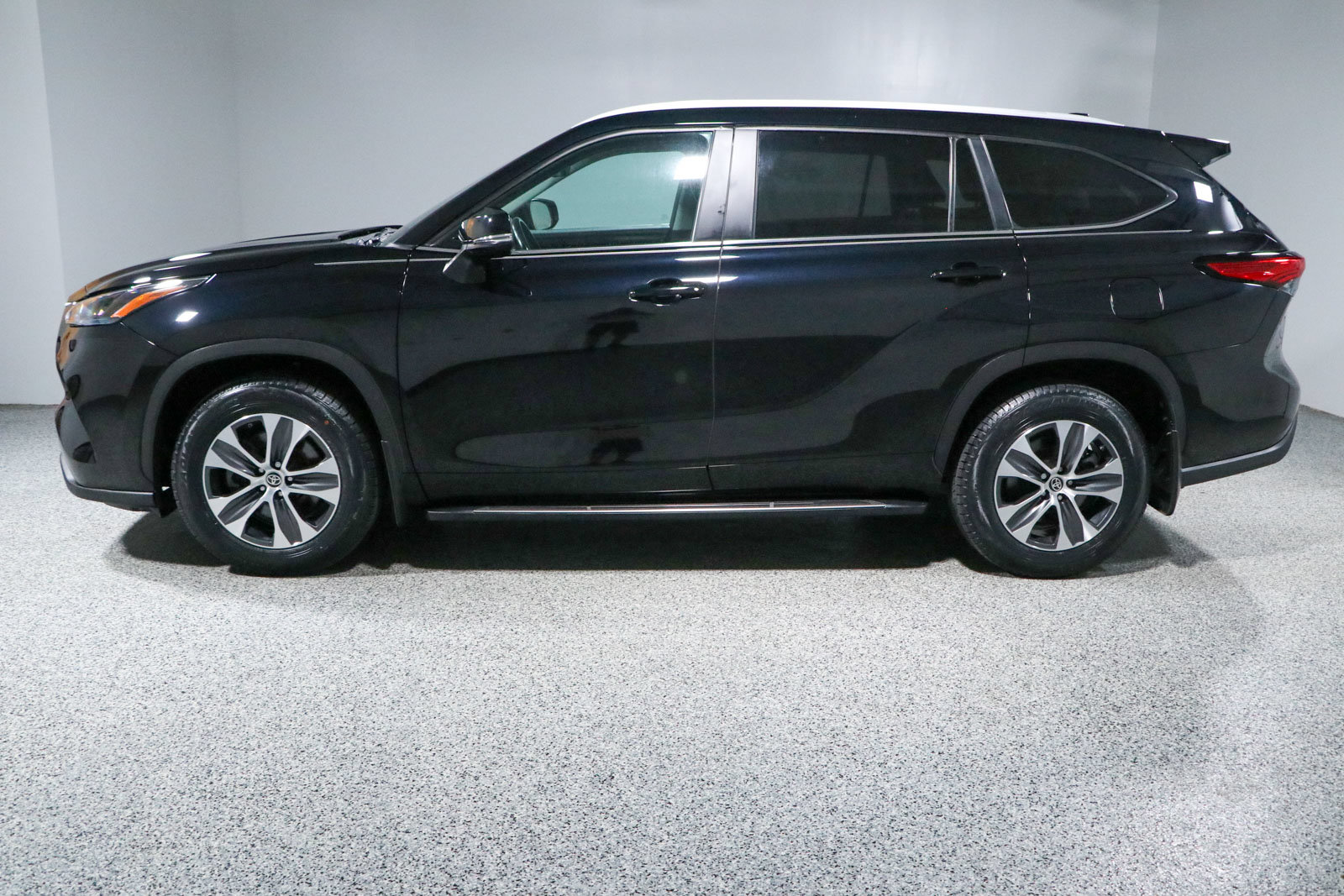 Used 2023 Toyota Highlander XLE AWD/4WD image 10