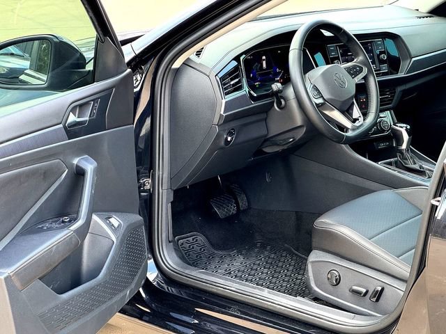 Used 2023 Volkswagen Jetta SE w/ Panoramic Sunroof Package FWD image 8