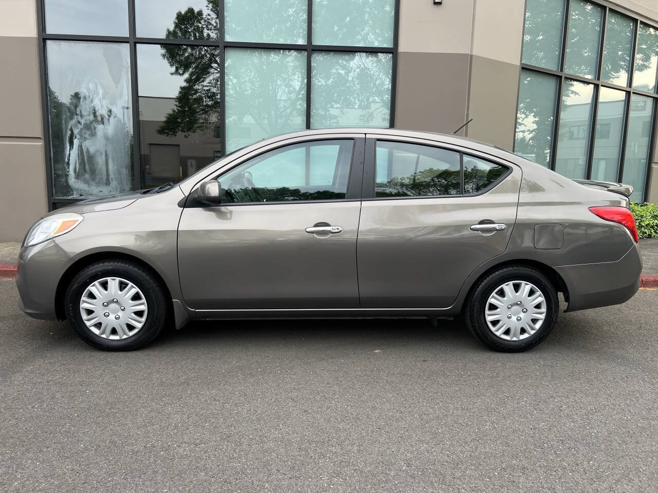 Used 2013 Nissan Versa SV w/ Convenience Pkg FWD image 6