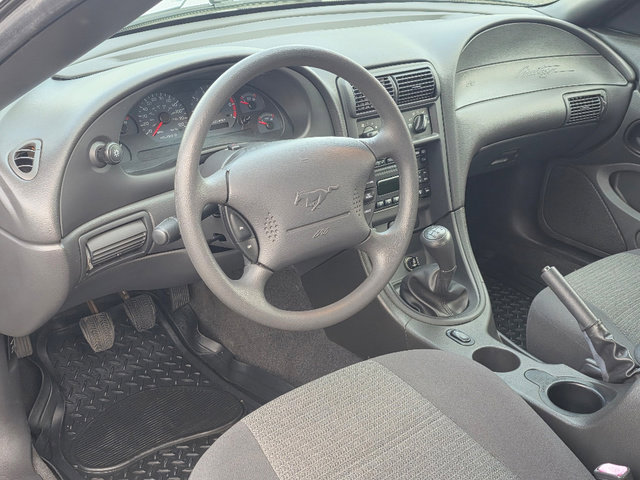 Used 2004 Ford Mustang Convertible image 2