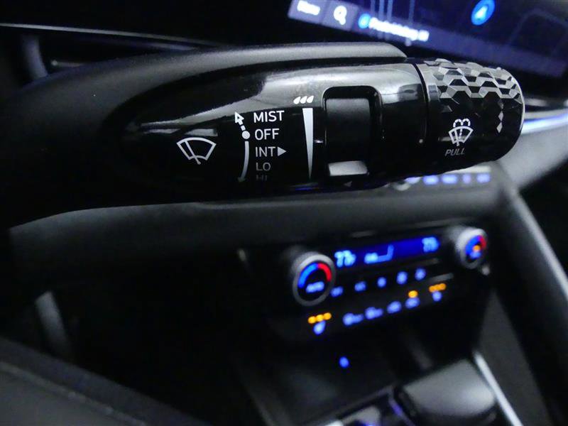 Used 2025 Hyundai Elantra SEL image 19