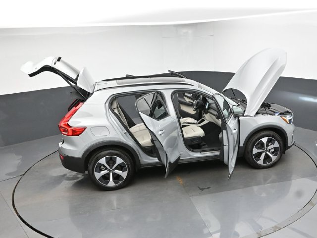 Used 2026 Volvo XC40 B5 Plus AWD/4WD image 47