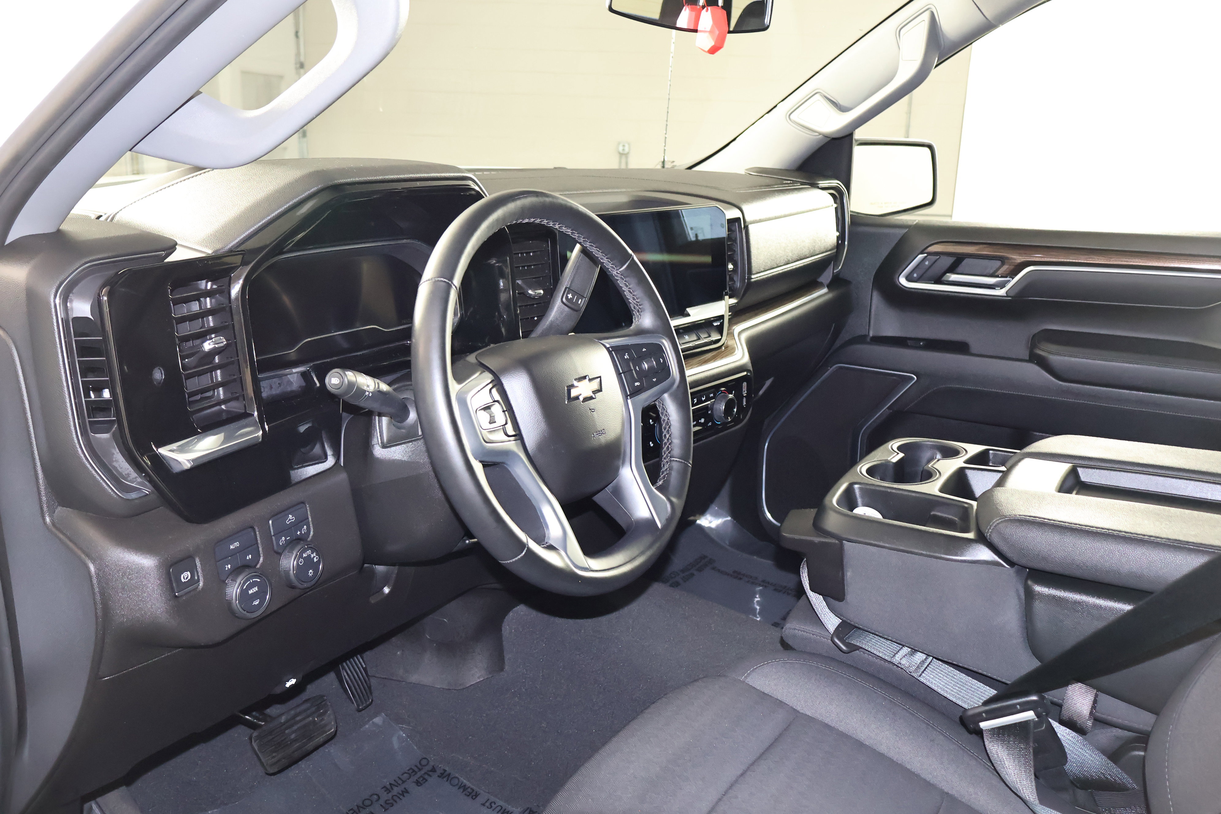 Used 2025 Chevrolet Silverado 1500 LT image 2