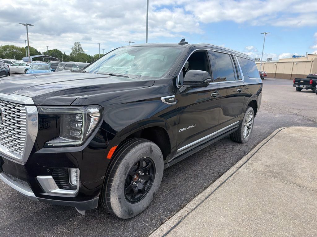 Used 2023 GMC Yukon XL Denali AWD/4WD image 5