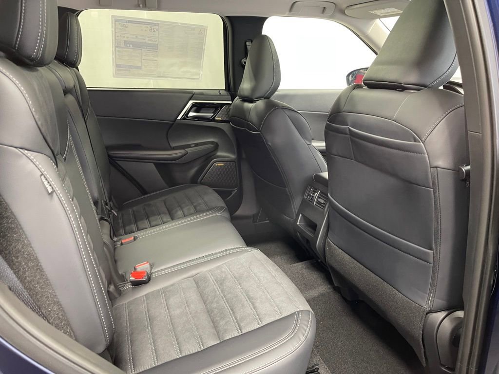 New 2025 Mitsubishi Outlander SE image 32