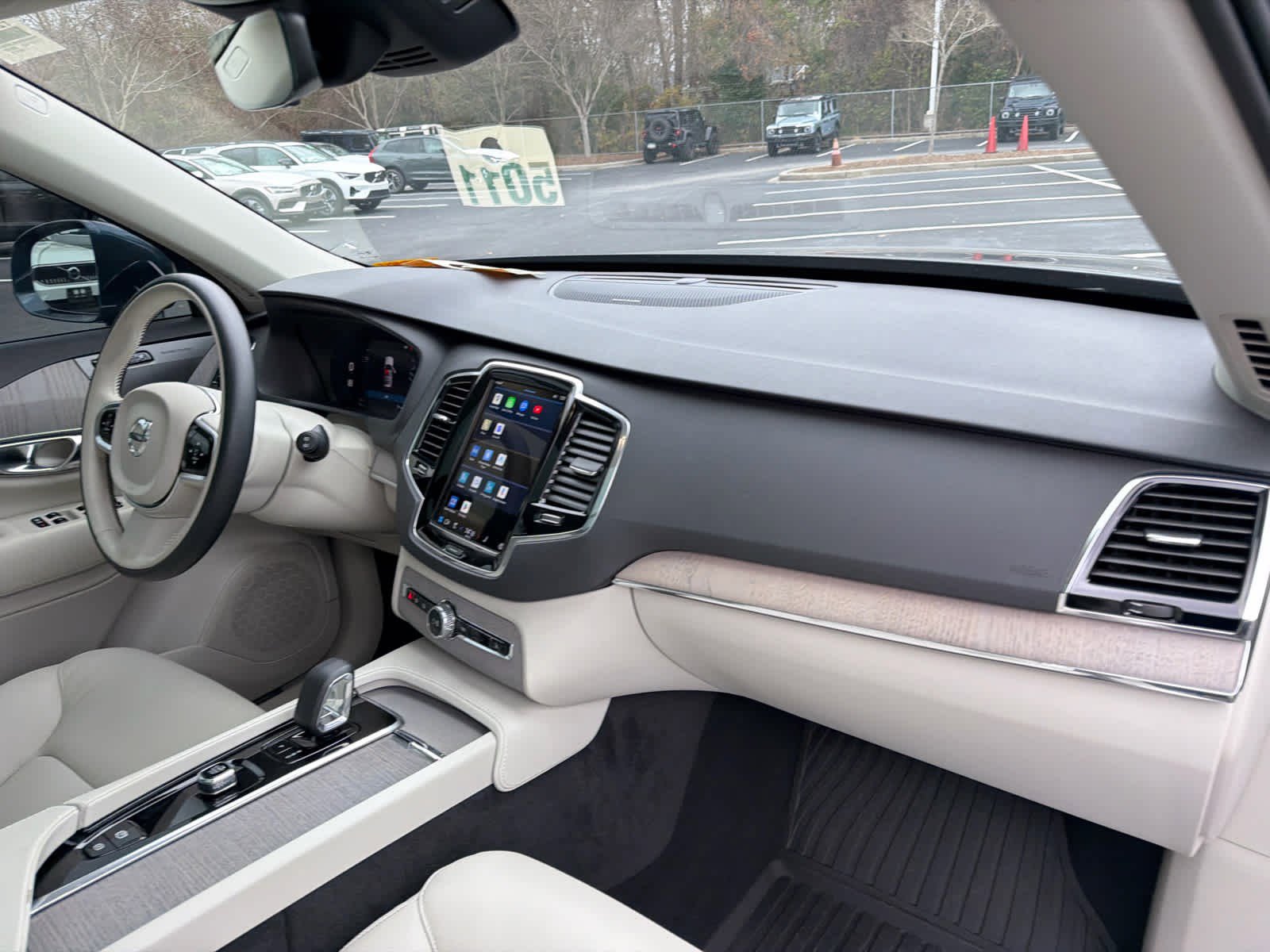 Certified 2025 Volvo XC90 B6 Plus w/ Protection Package Premier image 17