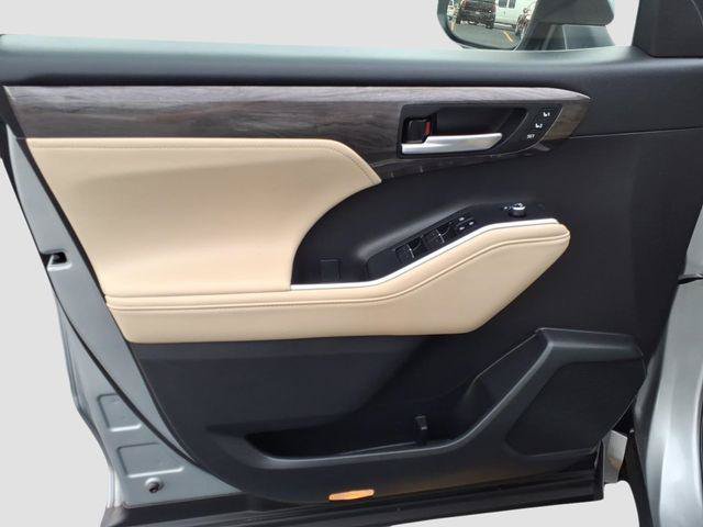 Certified 2024 Toyota Highlander Limited AWD/4WD image 3