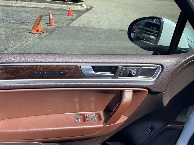 Used 2013 Volkswagen Touareg Executive image 16