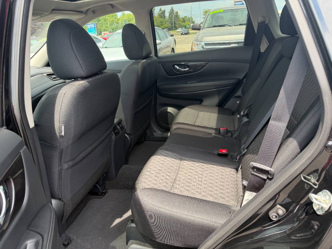 Used 2018 Nissan Rogue SV w/ Sun & Sound Touring Package AWD/4WD image 11