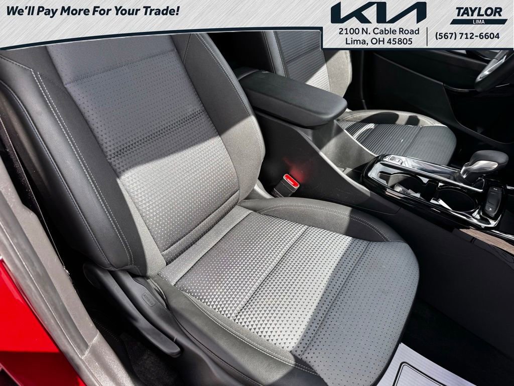 Used 2025 Chevrolet Trax LT w/ LT Convenience Package FWD image 11