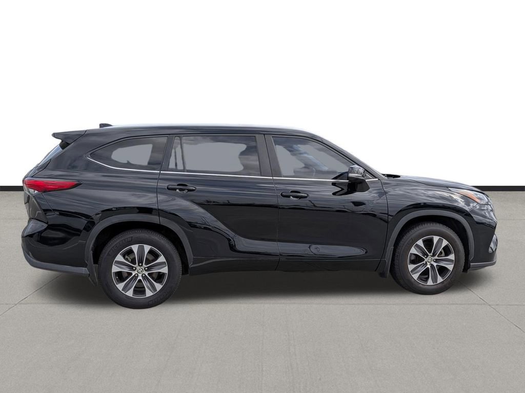 Used 2023 Toyota Highlander XLE image 4