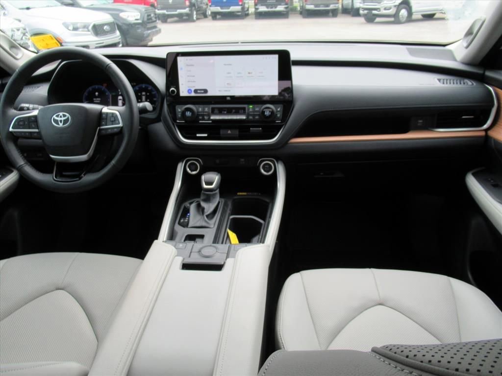 Used 2025 Toyota Grand Highlander Limited image 12