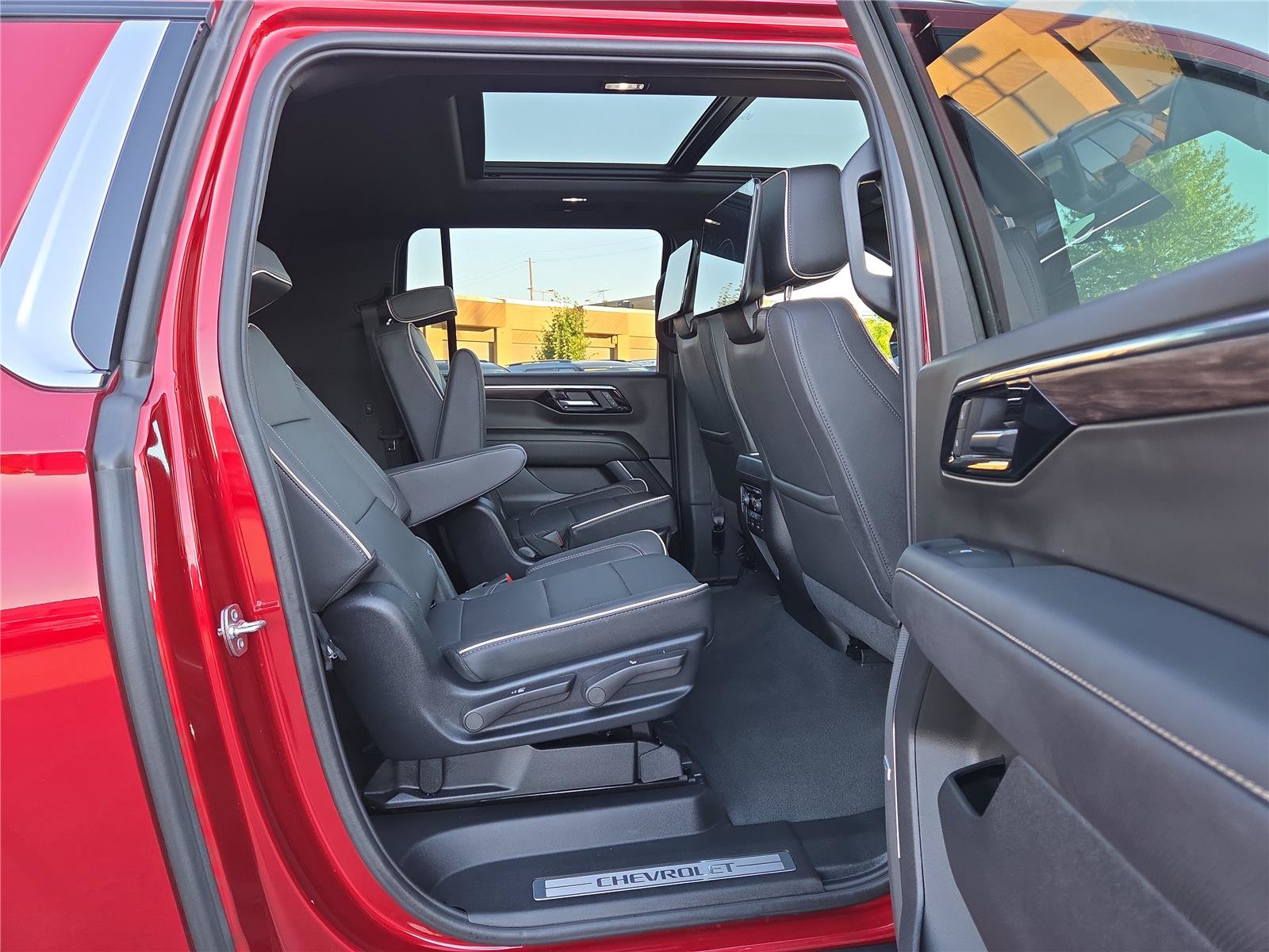 Used 2025 Chevrolet Suburban Premier AWD/4WD image 28