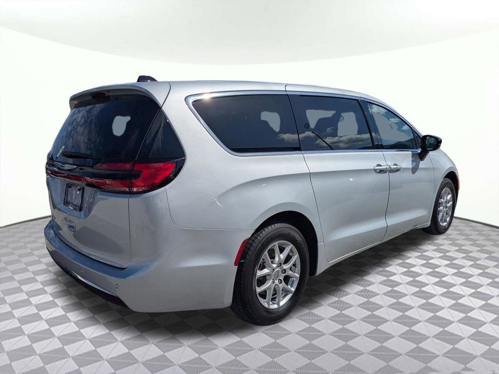 Used 2024 Chrysler Pacifica Touring-L image 3