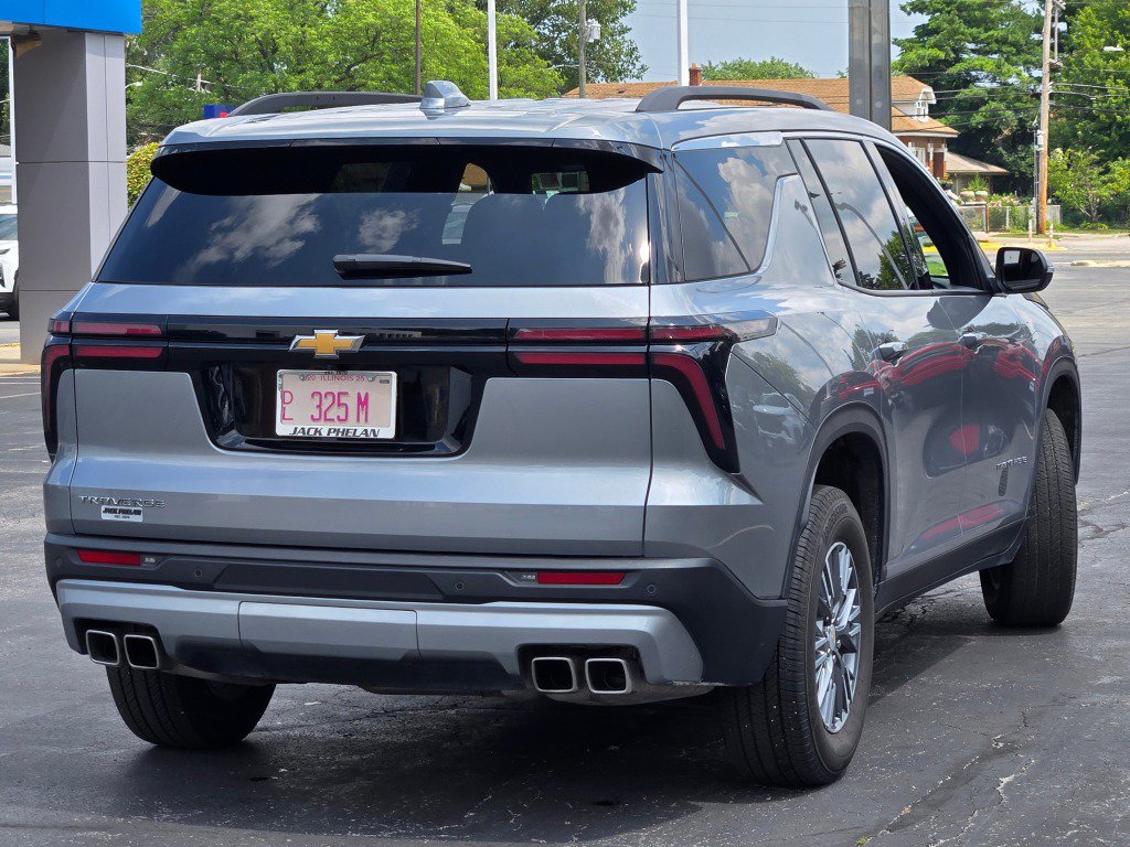 Used 2025 Chevrolet Traverse LT image 11