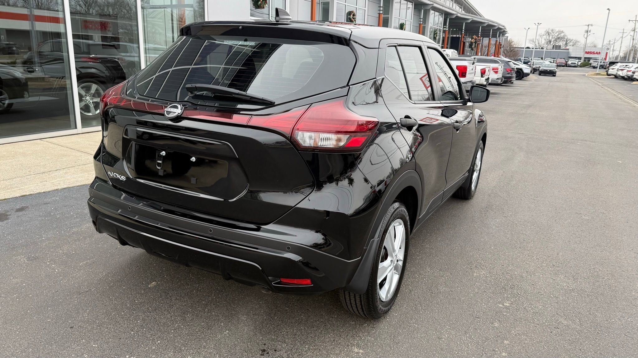 Used 2025 Nissan Kicks Play S image 3